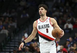 kaiyun-好一员猛将！阿夫迪亚砍26分15板6助&amp;抢下7个前场板 另有2断2帽