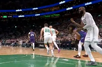 开云下载-杰伦-布朗向裁判抱怨领到技术犯规，目前17投仅5中砍下16分